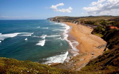 Playa de Sopelana: ¿Por Qué Es el Destino Ideal para Surfistas?